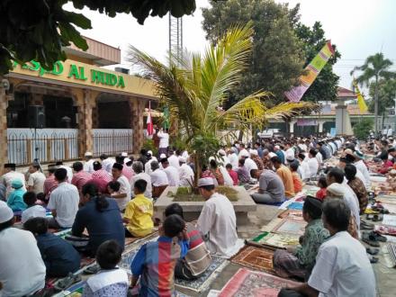 Pelaksanaan Sholat 'Idul Fitri di Halaman Balai Desa Jagalan